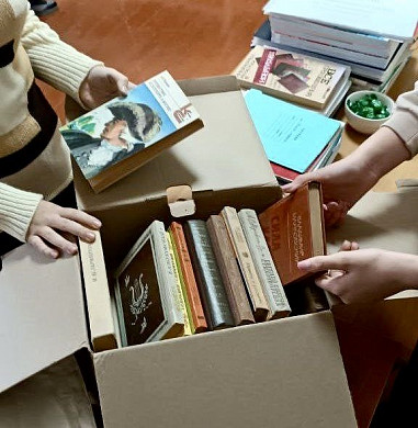 Ивановцы собрали и доставили в подарок запорожским школьникам книги 